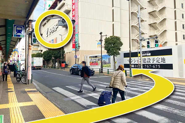 目の前の横断歩道を渡り左側にあるイトーヨーカドー綾瀬店へ進みます。入り口から入り、エレベーターで5階へ上がります。