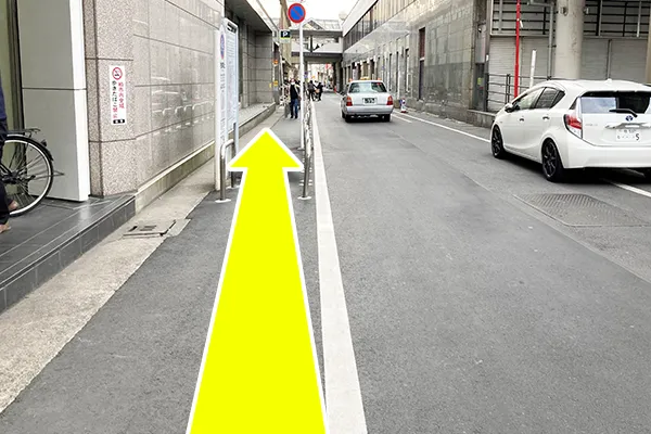 真っ直ぐ200m程進みます。