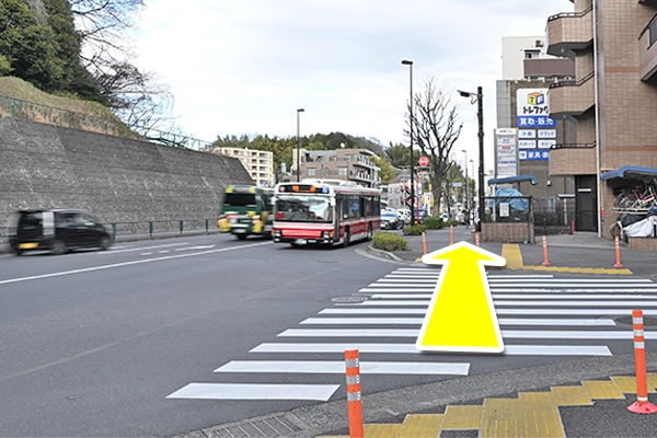 街道沿いに進み、信号のない横断歩道を渡ります。