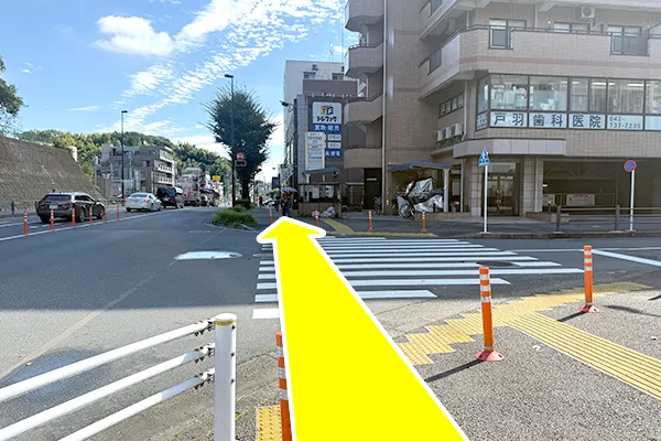 街道沿いに進み、信号のない横断歩道を渡ります。