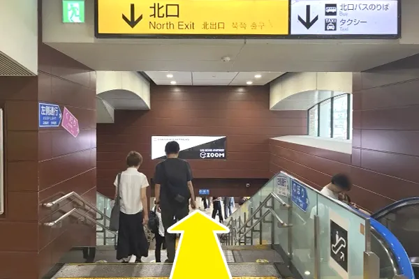 階段を降ります。