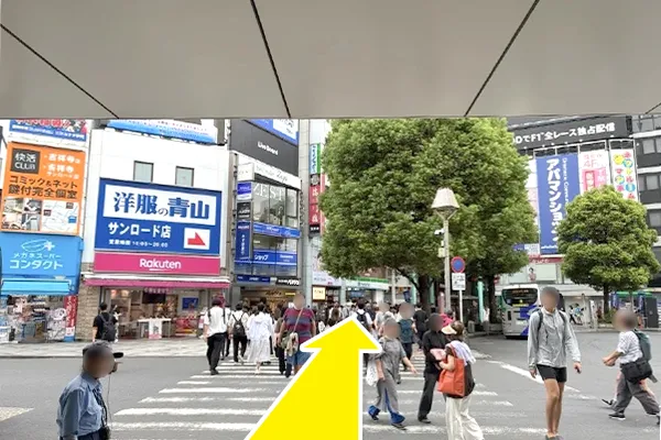 駅を出て目の前の横断歩道を直進します。
