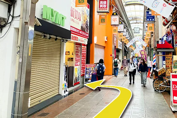 左手におたからや天神橋5丁目店がございます。