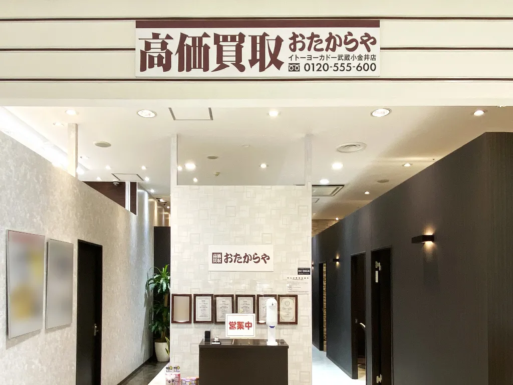 落ち着いた雰囲気の店内になります。