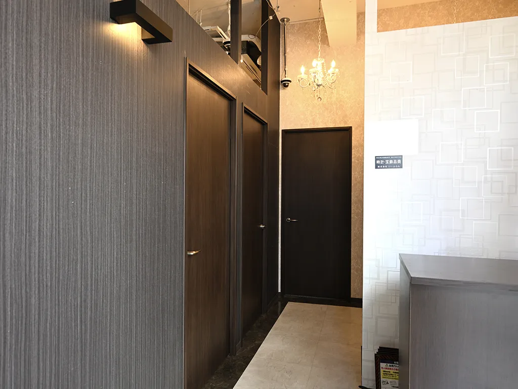 通路はフラットで、お部屋は複数ご用意しております。