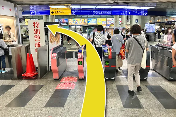 『JR小倉駅』改札を出て左に向かい、小倉城出口へ進みます。