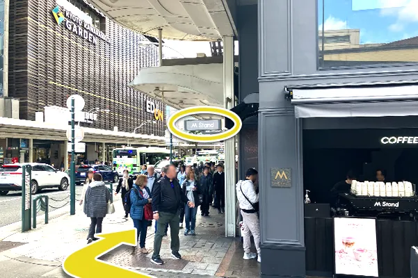 地上へ出たら右手側に見えるM Stand方面へ進みます。