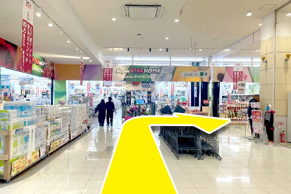 入ってすぐの突き当たりを右に曲がります。