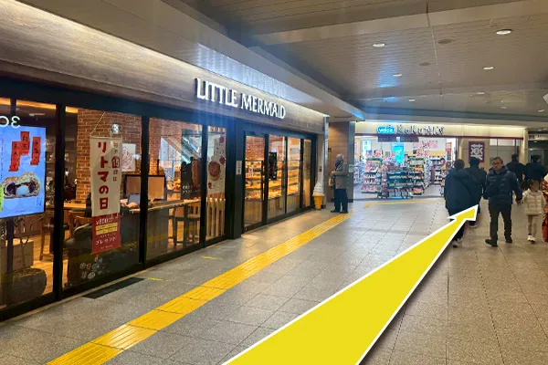 左手にあるパン屋さんを通り過ぎ、真っ直ぐ進みます。