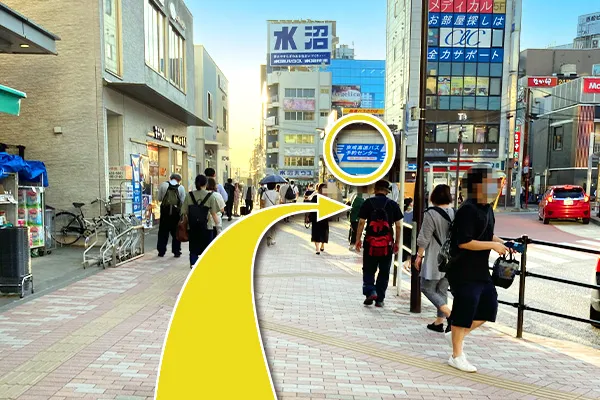 「京成高速バス予約センター」を目印に真っ直ぐ進み右に曲がります。