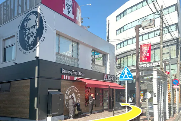 ケンタッキーの前の横断歩道を渡り、左に曲がります。