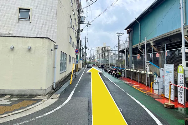 線路沿いをまっすぐ進みます。