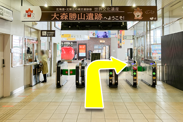 弘前駅改札を右に出ます。