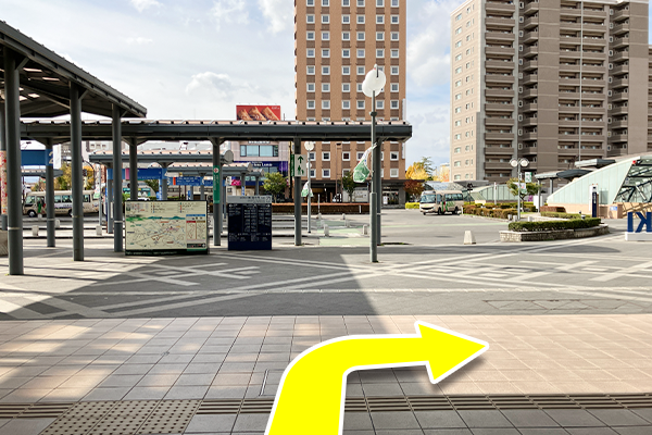 バスターミナル沿いに右手方向に進みます。