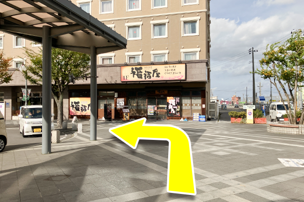 居酒屋の前で左折します。