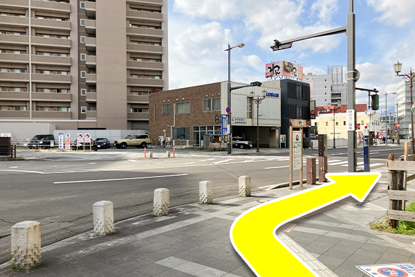 交番前の道を右に進みます。