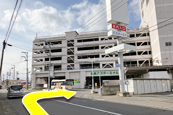ターミナル内に向かって右の進みます。