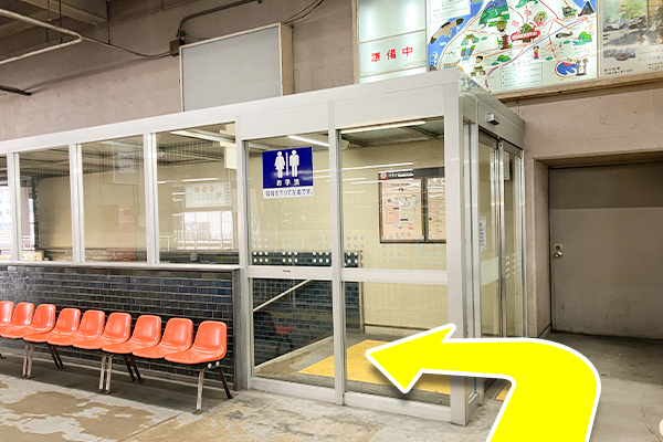 地下に降りる階段があります。