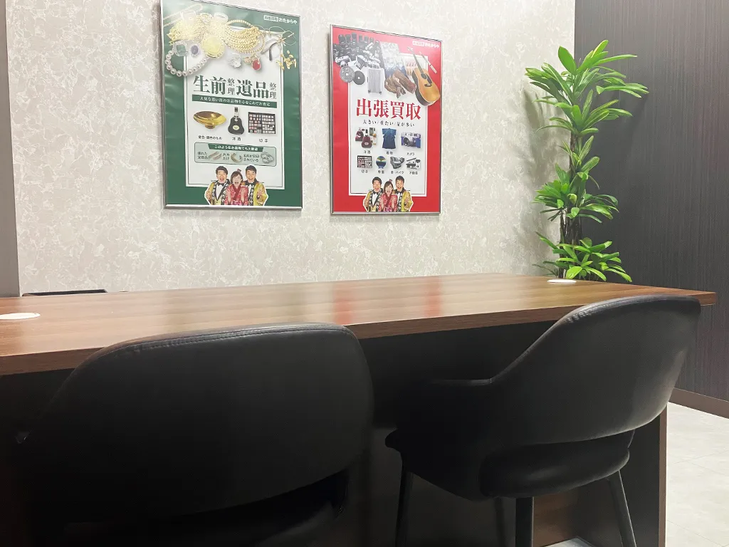 落ち着いた雰囲気の店内になります。