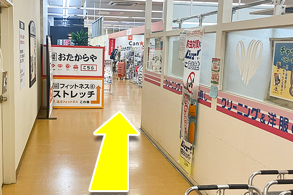 エレベーターを上がると案内表示がありますので、まっすぐ向かっていただくと左側に『おたからやマルエツ瀬谷店』がございます。
