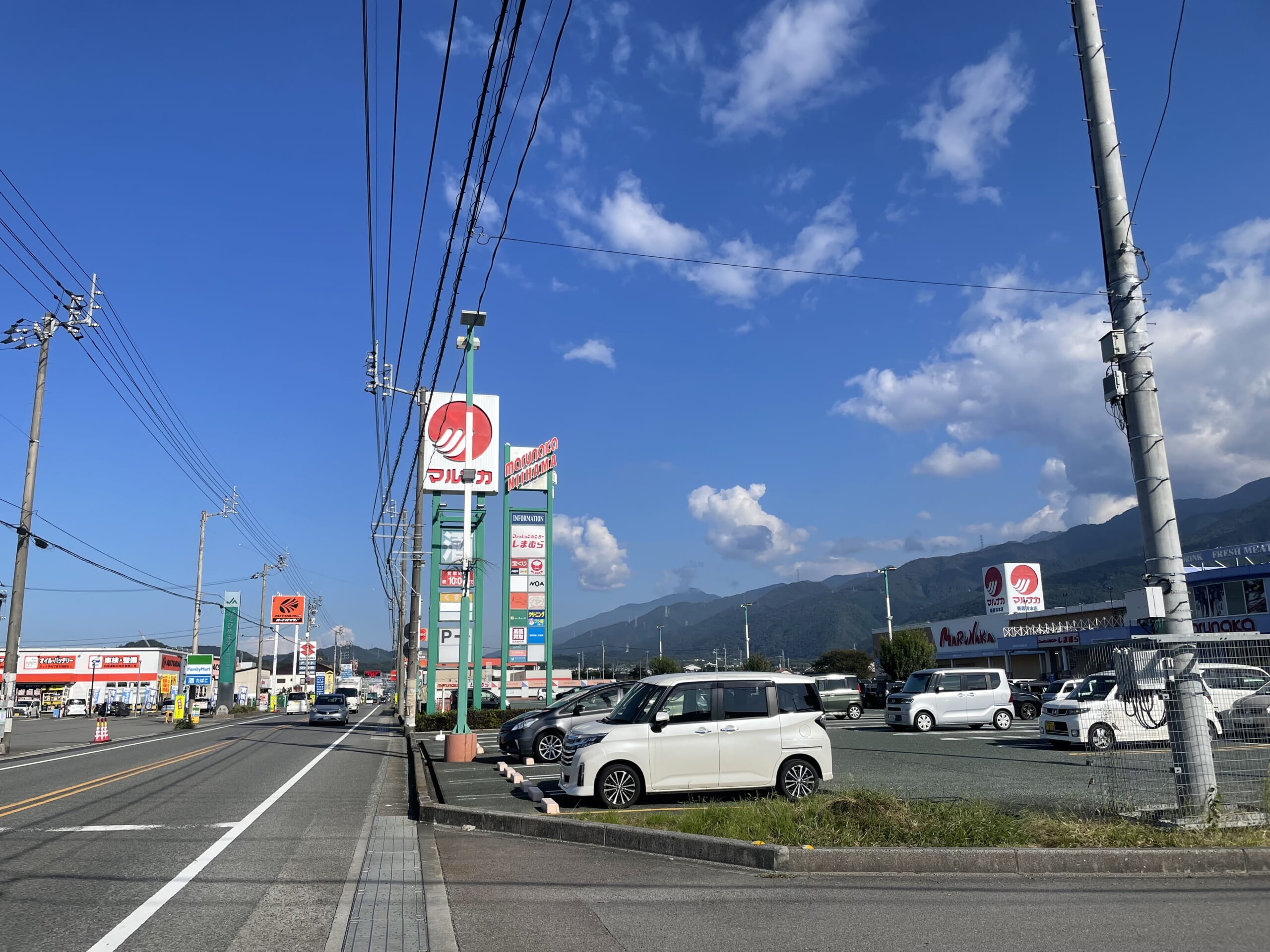 右手にマルナカ新居浜本店の看板が見えてきます。