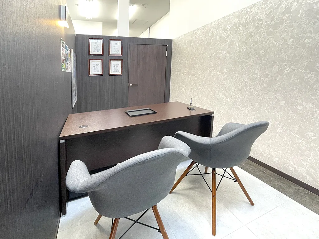通路はフラットで、お部屋は複数ご用意しております。