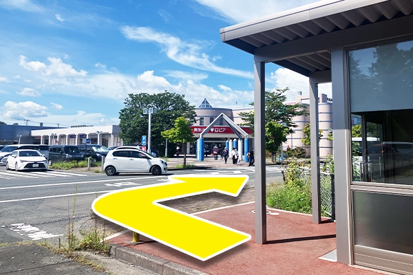 右折して頂くと横断歩道がございます。