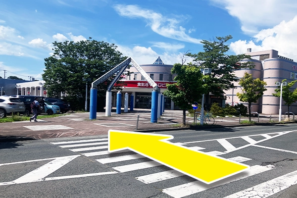 横断歩道を渡って頂き、アーケードを真っすぐ進みます。