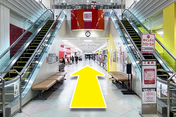 入店後、突き当りまで真っすぐ進みます。