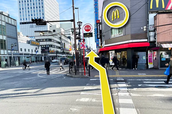 マクドナルド大宮駅東口店の横の道を真っ直ぐ進みます。