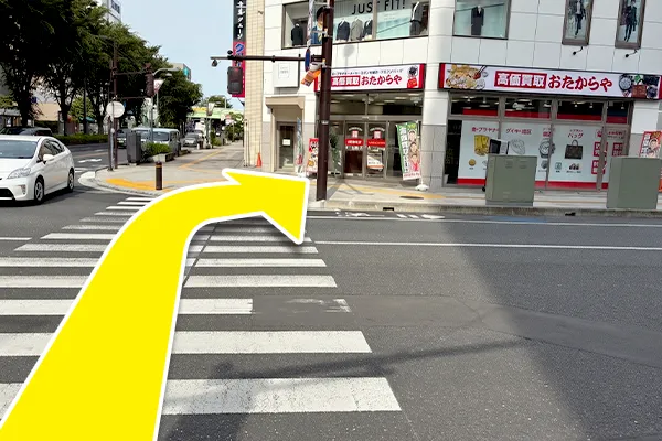 次の信号を渡った所におたからや大宮本店がございます。