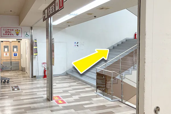 階段もしくはエレベーターで2階まで上がります。