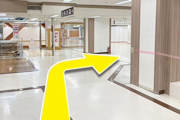 2階まで上がったら、エスカレーター向かって右奥の通路に進みます。