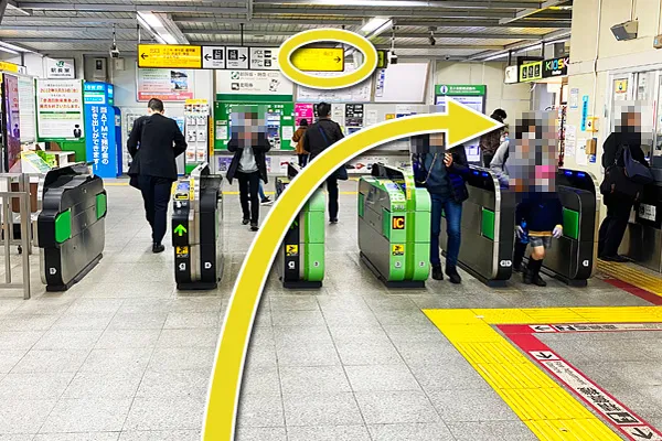 北小金駅改札を出て右方向(南口)方面に進みます。