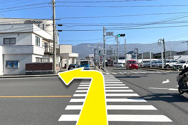 360ｍ程道なりに進み、交差点「村井」を左に曲がります。