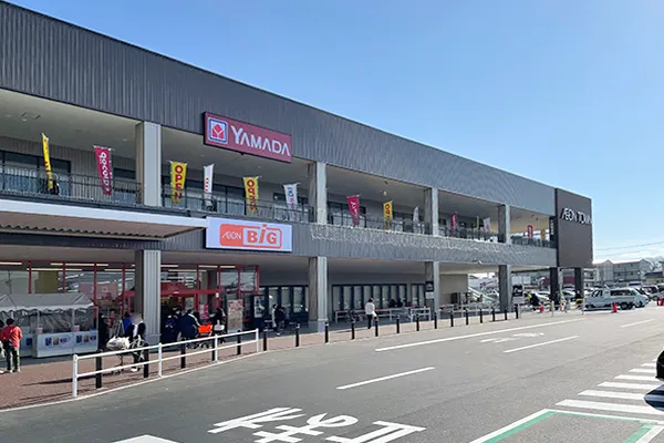 少し歩くと右手にイオンタウン松本村井が見えます。