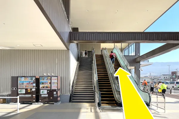 店舗側面にエスカレーターがあるので2階に上がります。