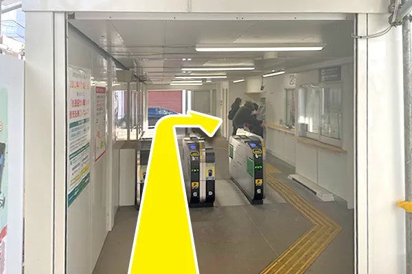 JR村井駅改札を出て右に曲がります。