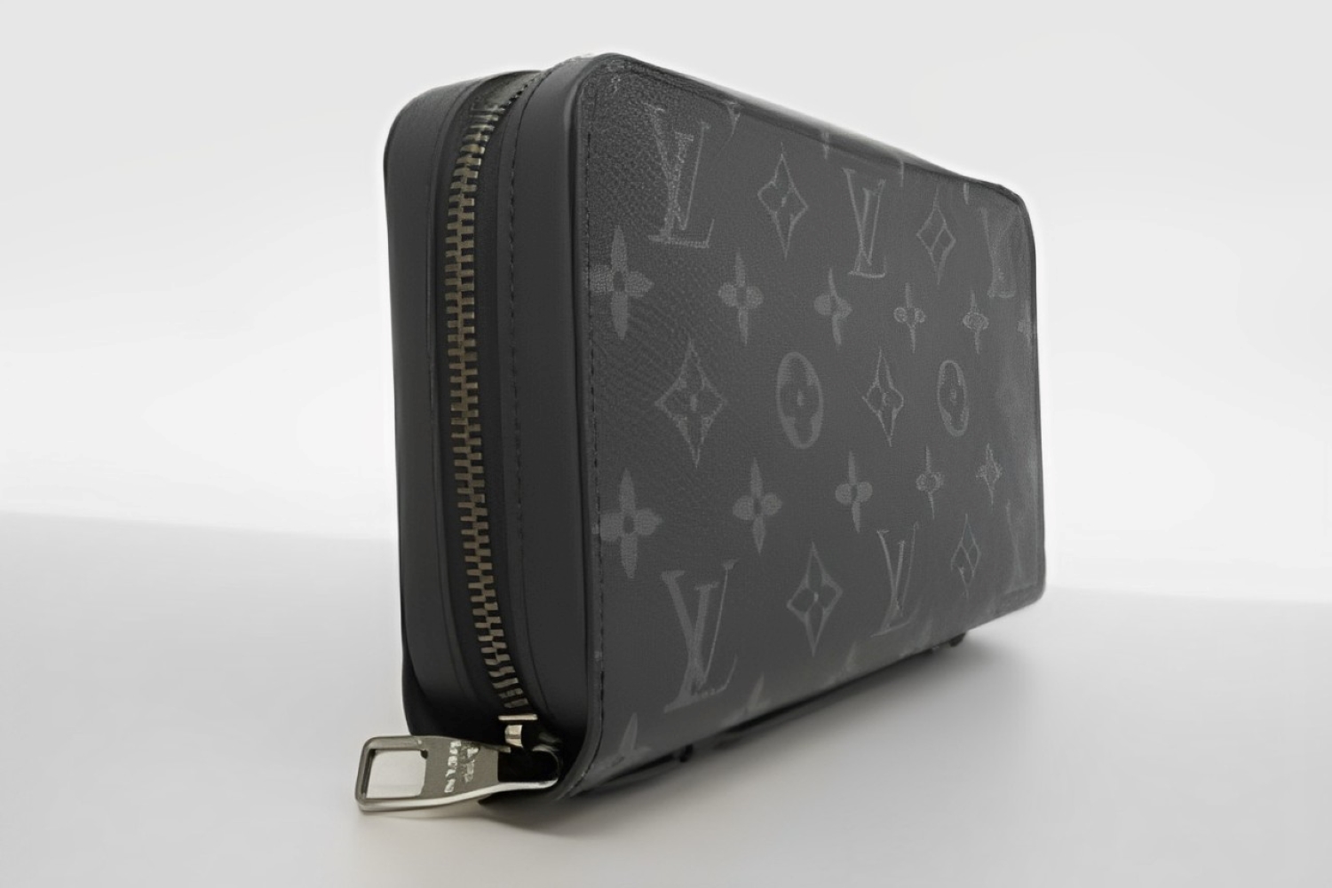 ルイ・ヴィトンのジッピーXLは機能性に優れており使い勝手も抜群 