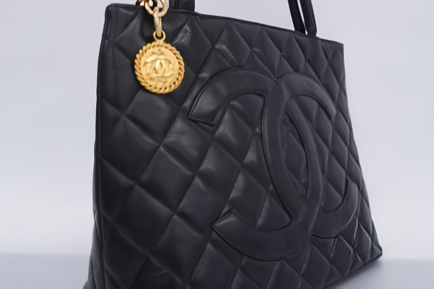 ヴィンテージシャネルバックの中でも人気が高い復刻トート 