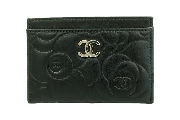 シャネルはなぜカメリアの花をブランドアイコンにしているのか