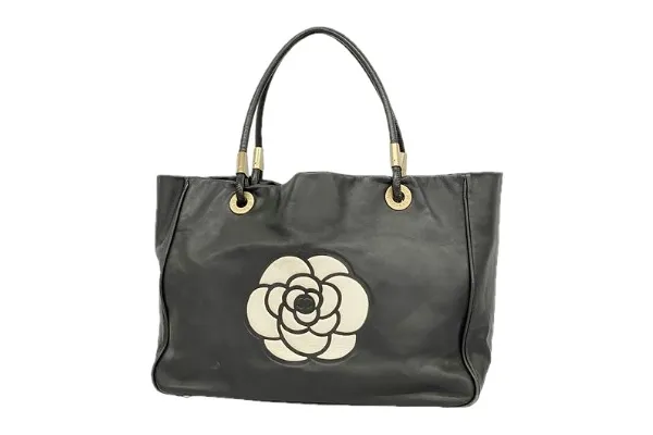 シャネルのカメリアアイテムはどこで買える？購入方法を紹介