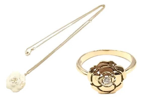 シャネルでカメリアの花モチーフが使われているジュエリー・アクセサリーを紹介