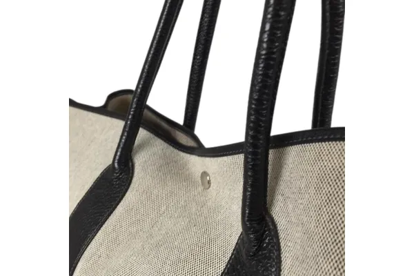 キャンバス素材は軽量でカジュアルに使える