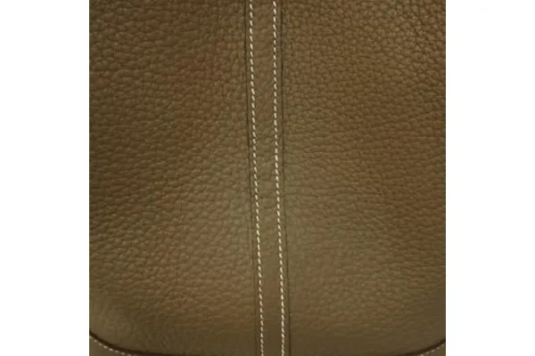 オールレザーは高級感と耐久性を兼ね備える