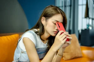 悩む女性