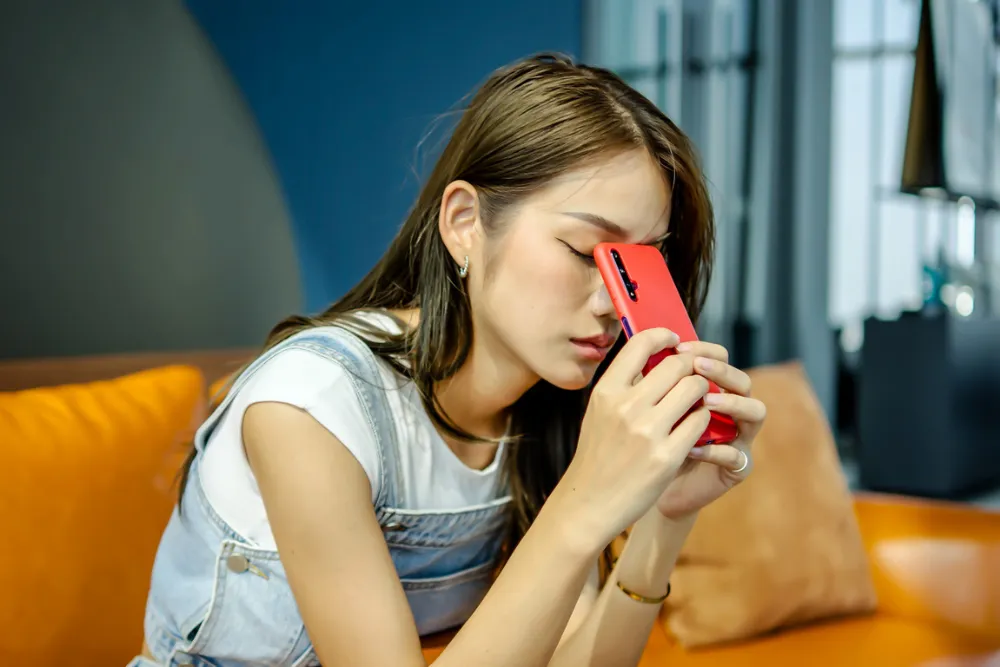 悩む女性
