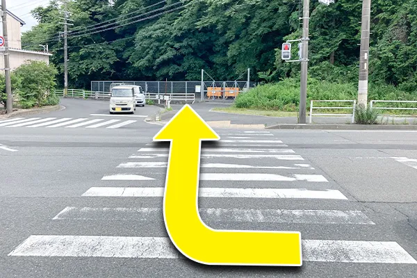 右側に渡る一個目の横断歩道を渡り、道なりに進みます。