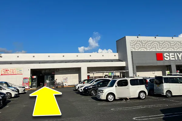 向かって1番左の入り口から入店して下さい。