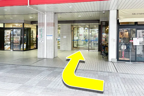 少し進むと右手に店内入り口があります。